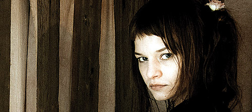Eleanoora Rosenholm on tehnyt vaikeasti l&auml;hestytt&auml;v&auml;n levyn